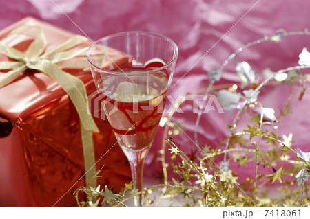 プレゼントとワイングラス 7418061