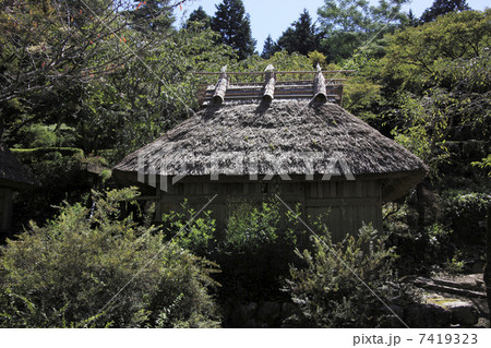 藁葺き屋根 7419323