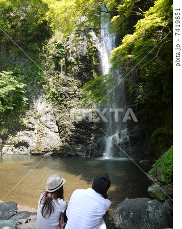 箕面滝で涼むカップル 箕面滝で涼むカップル 7419851