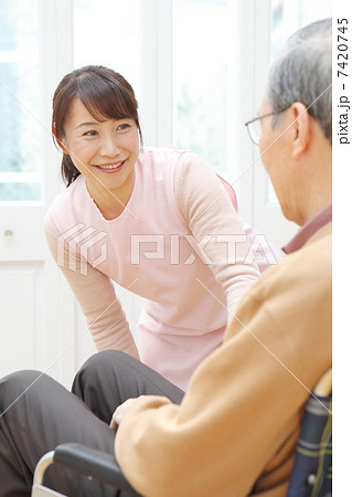 介護士とシニア男性 介護士とシニア男性 7420745