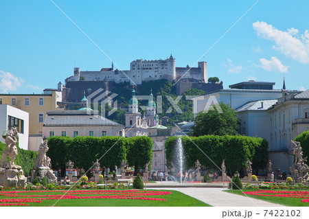 ミラベル庭園から眺めるホーエンザルツブルク城 ミラベル庭園から眺めるホーエンザルツブルク城 7422102