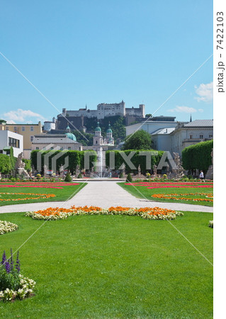 ミラベル庭園から眺めるホーエンザルツブルク城 ミラベル庭園から眺めるホーエンザルツブルク城 7422103