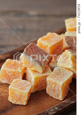 木皿の上のサツマイモの甘納豆 和菓子 木皿の上のサツマイモの甘納豆 和菓子 7423859