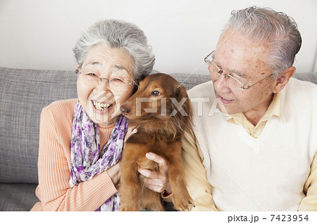 犬を可愛がる老夫婦 犬を可愛がる老夫婦 7423954