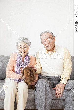 犬を可愛がる老夫婦 犬を可愛がる老夫婦 7423955