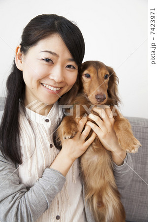 犬を可愛がる女性 7423971