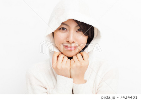 フードを被った女性 7424401