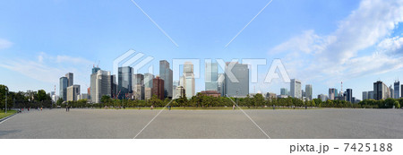 東京の大手町ビル街 7425188