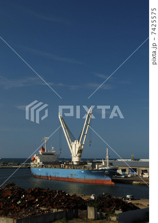 日本のブームを持つクレーン船 7425575