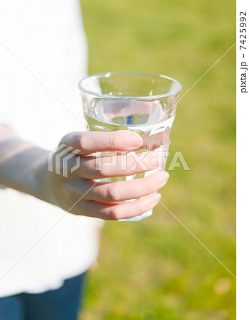 水とコップと女性 水とコップと女性 7425992