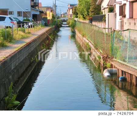 路地裏の川 7426704