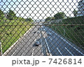 フェンスと高速道路 7426814