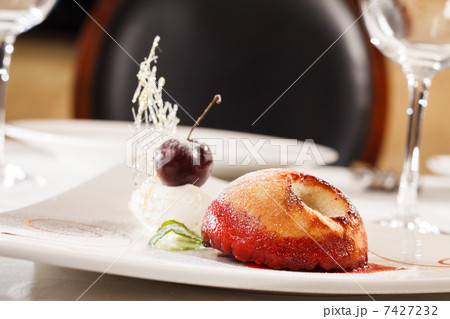 cake with cherry 7427232