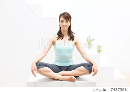 ヨガをする女性 7427568