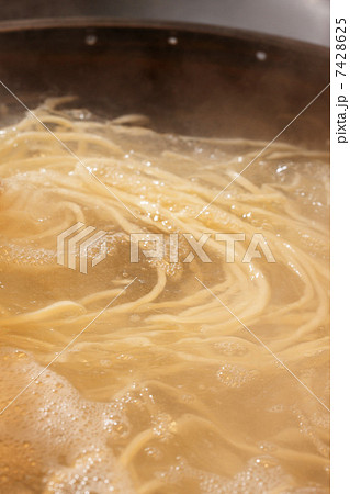 茹でるうどん 7428625