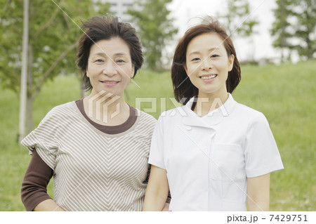 家族で食事 家族で食事 7429751