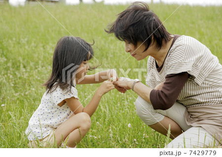 運動を支援する介護師 運動を支援する介護師 7429779