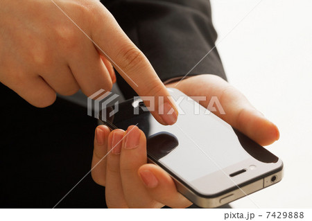 スマートフォンを持つ女性 7429888