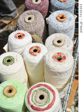 カラフルな糸巻き カラフルな糸巻き 7430303