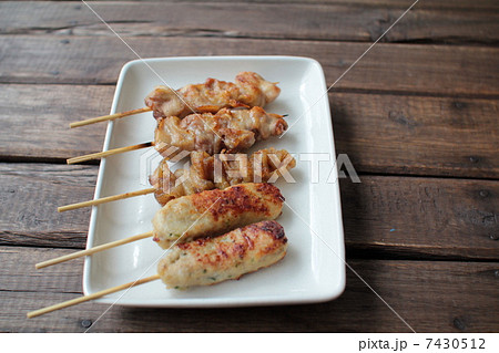 炭で焼いた鶏ももとつくねの焼き鳥盛り合わせ 炭で焼いた鶏ももとつくねの焼き鳥盛り合わせ 7430512