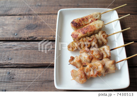 炭で焼いた鶏ももとつくねの焼き鳥盛り合わせ 7430513