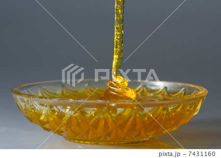 Macro of gold honey flow 7431160