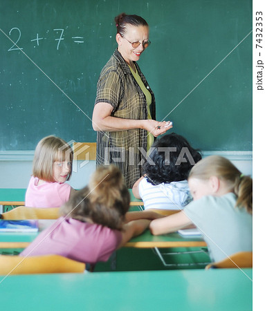 Pupil activities in the classroom at school 7432353