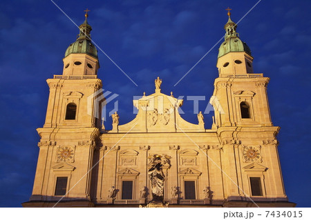 ライトアップされたザルツブルク大聖堂 ライトアップされたザルツブルク大聖堂 7434015