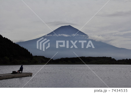 富士山と釣り人 7434535