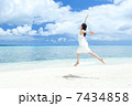 ビーチでジャンプする女性 7434858