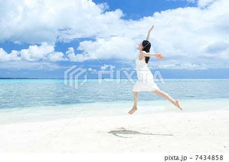 ビーチでジャンプする女性 7434858