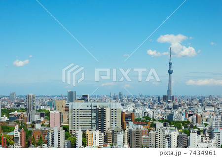 青空が広がる東京スカイツリーと都市風景 青空が広がる東京スカイツリーと都市風景 7434961