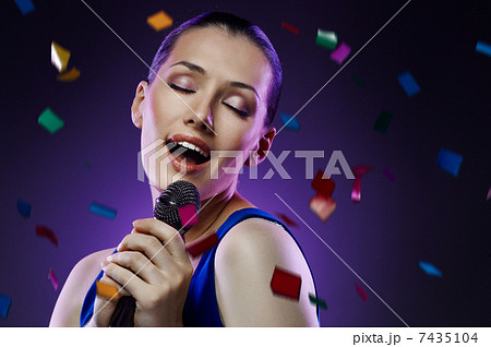 singing girl singing girl 7435104