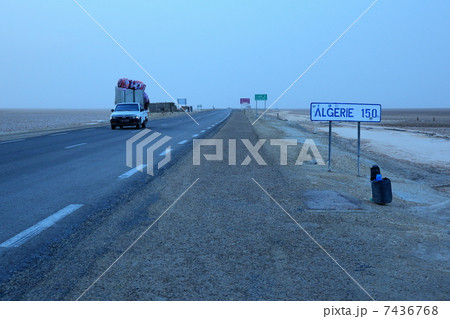 チュニジアの大塩湖 7436768