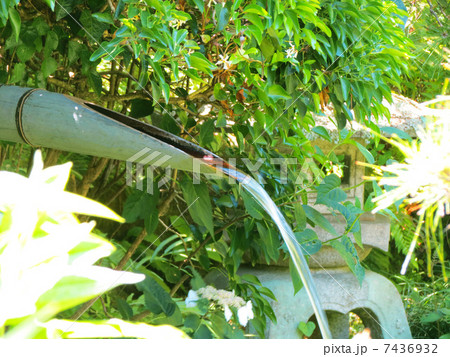 ししおどしから流れる水の写真素材 7436932 Pixta