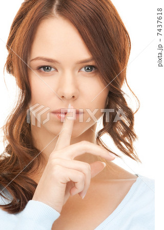 finger on lips 7437618