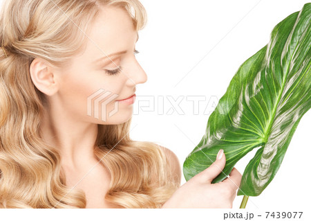 woman with green leaf 7439077