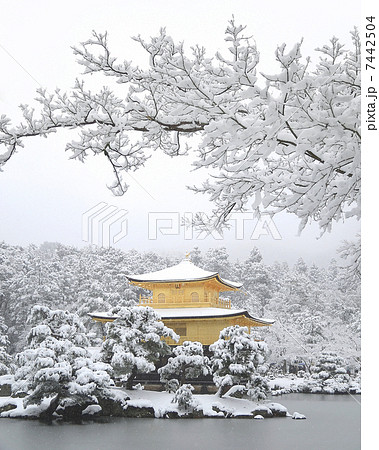 雪の金閣寺舎利殿 7442504