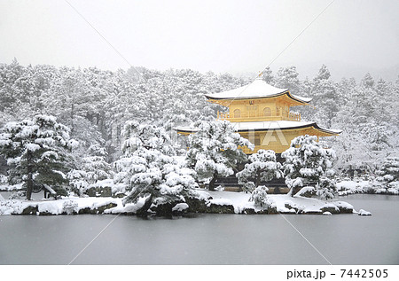 雪の金閣寺舎利殿 7442505