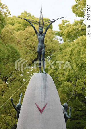 広島平和記念公園　原爆の子の像 7442709