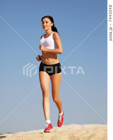 girl runs 7443048