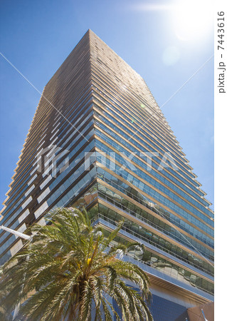 Skyscraper reflecting clouds in the sky 7443616