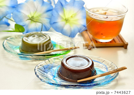 2種類の水羊羹と麦茶 2種類の水羊羹と麦茶 7443627