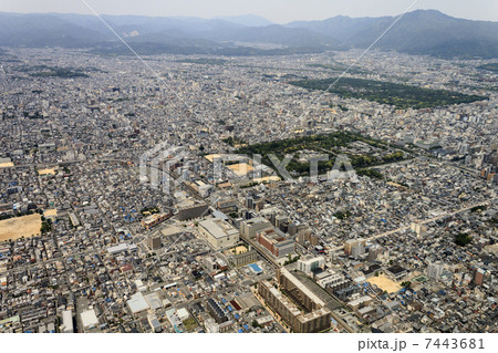 京都市の二条付近上空より京都御所と比叡山方向を空撮 7443681
