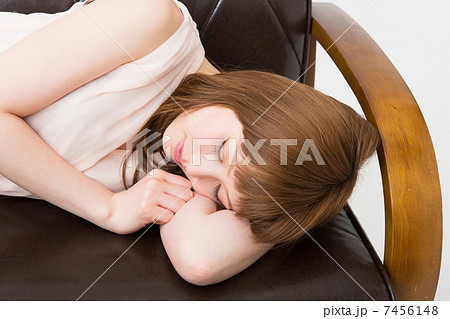 ソファーで眠る女性 ソファーで眠る女性 7456148