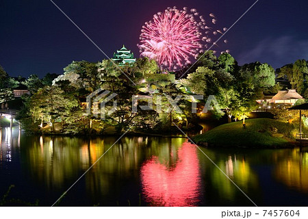 岡山後楽園幻想庭園と花火の写真素材