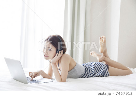 ベッドルームの女性 7457912
