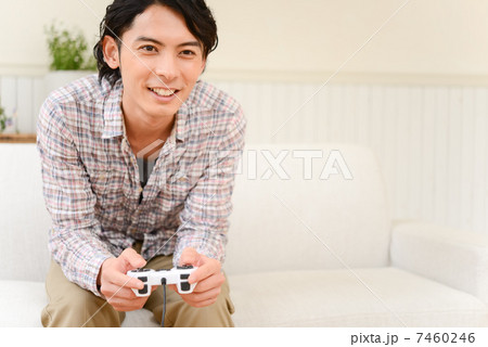 ゲームをする男性 ゲームをする男性 7460246