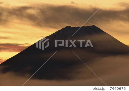 朝焼けの富士山 7460676