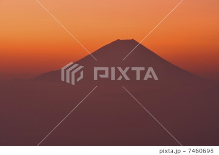 朝焼けの富士山 7460698